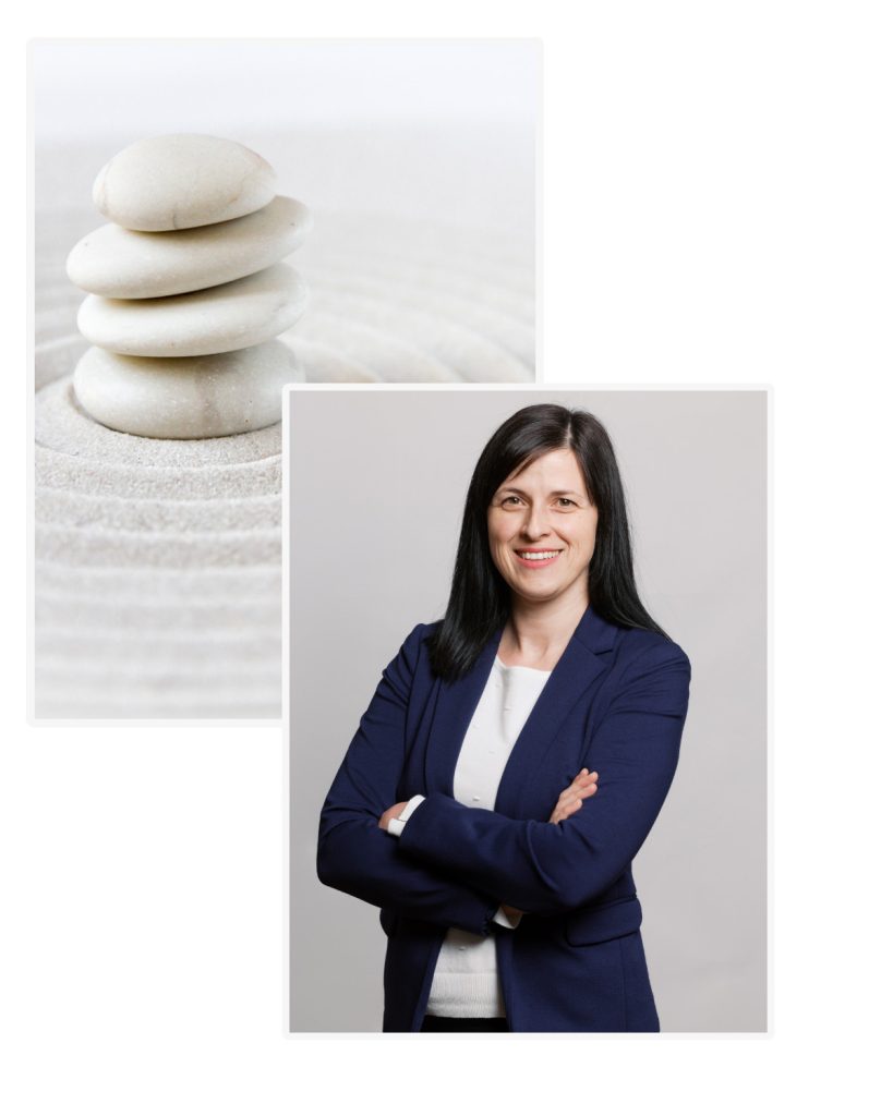 Molnár Boglárka mentáltréner mosolyogva, magabiztos testtartással, sötétkék zakóban.